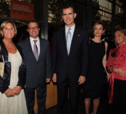 Sus Majestades los Reyes acompañados por el presidente de la Generalitat de Cataluña, Artur Mas y su esposa, y la presidenta del Parlament de Cataluña